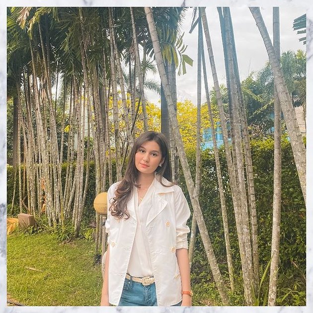 Series of Photos of Zoe Jackson, the Actress Who Plays Nana in 'BUKU HARIAN SEORANG ISTRI', Looking More Beautiful and Glowing While Posing in a Flower Garden!