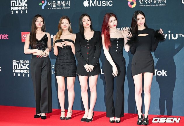 Lineup of Female Idols and Actresses on the Red Carpet of 2021 MAMA, Sooyoung & Tiffany SNSD's Transparent Dresses are Eye-catching