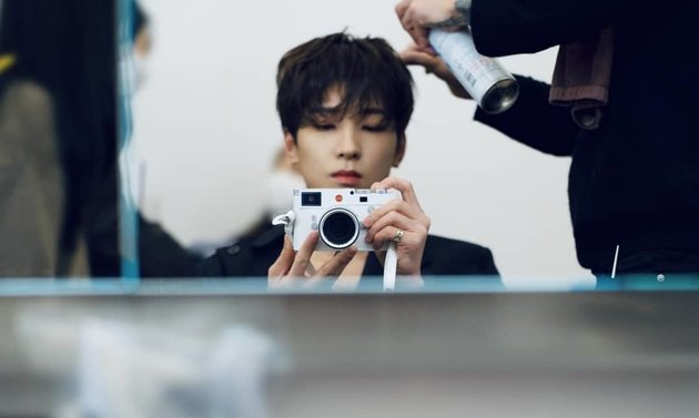 Wonwoo SEVENTEEN baru saja membuka akun Instagram pribadinya dengan username @everyone_woo sejak bulan Juni lalu, namun kini ia sudah memiliki 1.5 juta pengikut. Pria yang dikenal dengan image yang dingin ini, ternyata boyfriendable banget lho di setiap postingan instagramnya! 