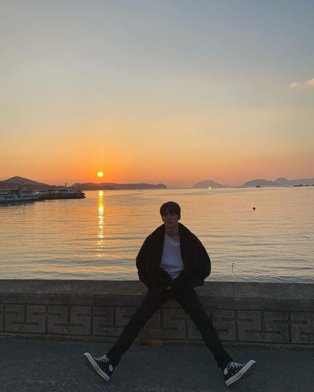 Salah satu member NCT ini membuka akun Instagram dengan username @_jeongjaehyun sejak Februari tahun lalu dan saat ini telah memiliki 9.2 juta pengikut. Visualnya tidak perlu diragukan lagi, Jaehyun NCT selalu terlihat sempurna dan boyfriendable di berbagai kesempatan. Ia seringkali memposting kegiatan di belakang layar maupun saat padatnya jadwal bersama dengan grupnya NCT. 
