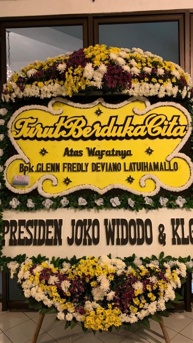 Selain mengucapkan belasungkawa di Instagram, Presiden Jokowi dan keluarga juga mengirimkan karangan bunga ke rumah duka.