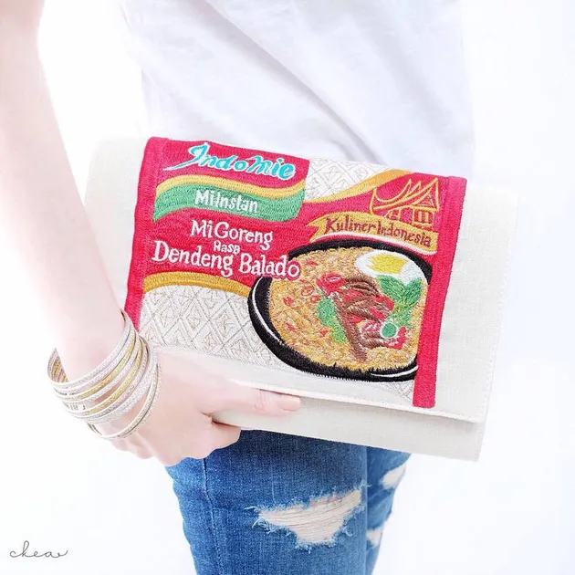 DERETAN KARYA UNIK DESAINER TAS INDOMIE GORENG YANG 