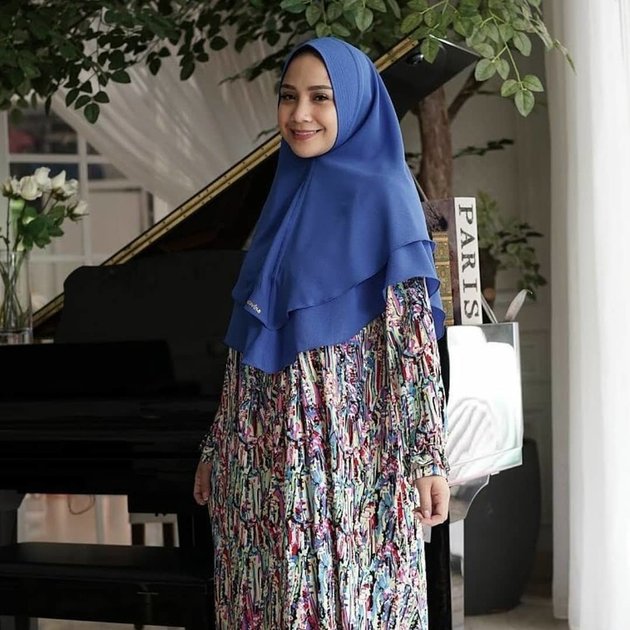 Makin berkembangnya bisnis muslimah membuat Gigi percaya diri meluncurkan produk hijab yang bernama Scarf by Nagita Slavina.