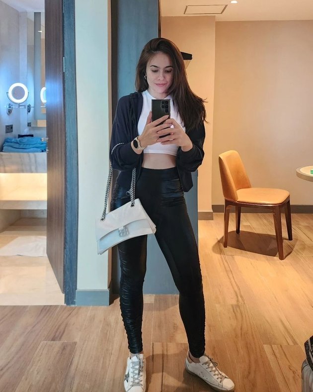 A Series of Wulan Guritno's Mirror Selfies that Successfully Distract, Hot Mom at 42 But Still Fit