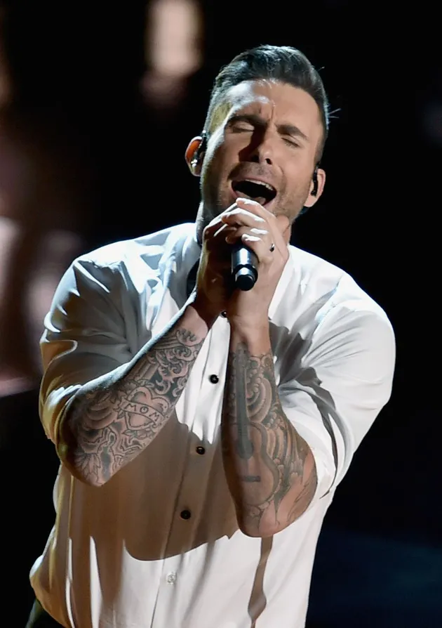 Selain itu, pentolan Maroon 5 ini juga tunjukkan kebolehannya ketika bernyanyi lagu Lost Stars dalam Oscar 2015 kemarin.