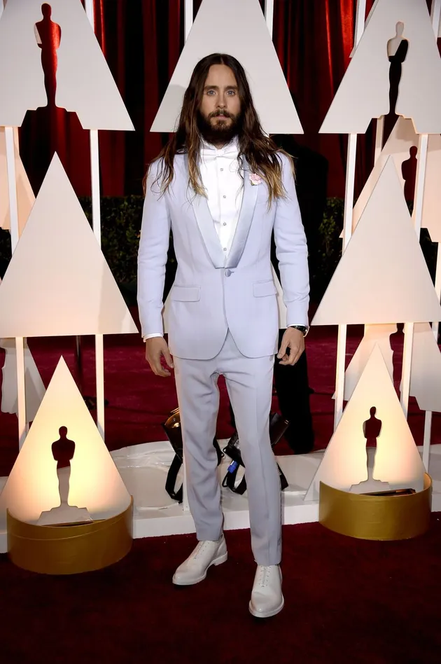Jared Letto yang juga seorang vokalis 30 Seconds to Mars ini membiarkan rambut gondrongnya terurai dan brewok tebal yang menghiasi wajahnya. Gahar!