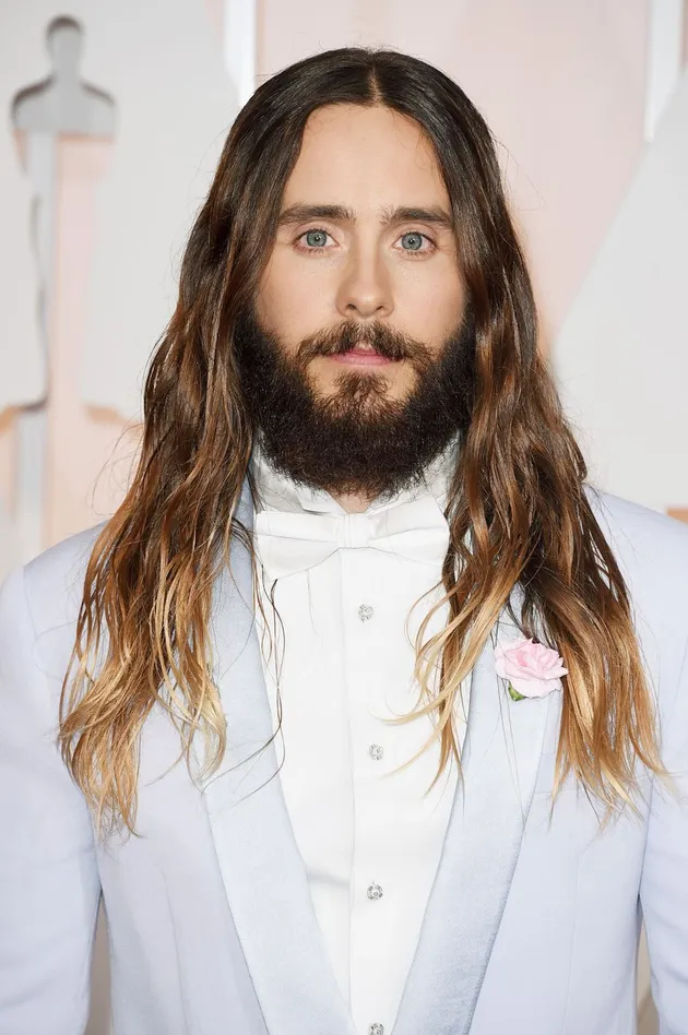 Agak berbeda dengan penampilan Jared Leto yang pd dengan penampilan rockstarnya.