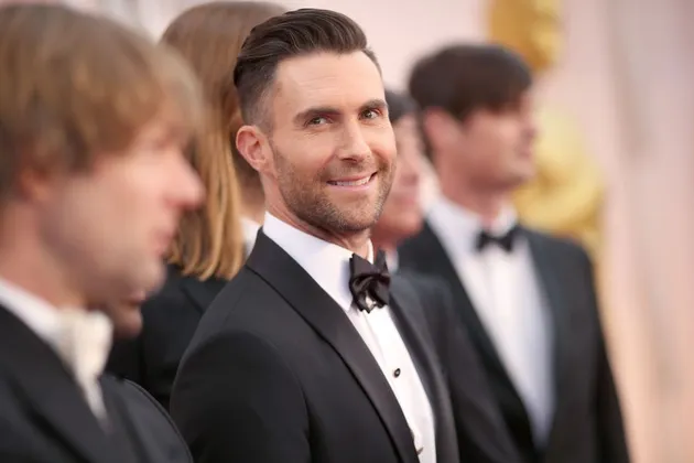 Datang bersama dengan kekasihnya Behati Prinsloo, Adam Levine menjadi perhatian publik dengan setelan jas hitam dan rambut klimisnya.