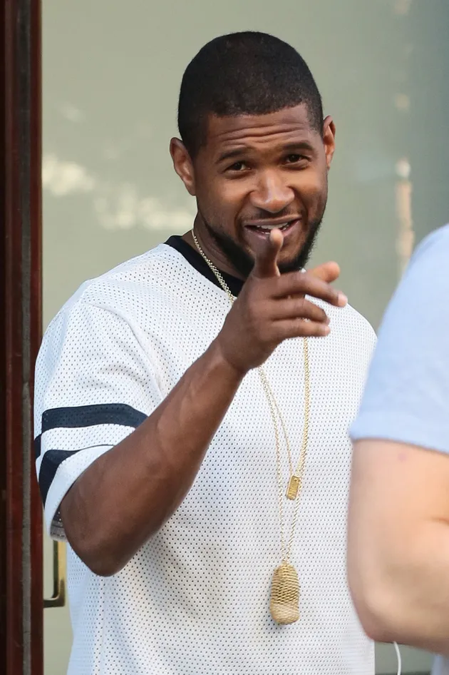 Usher menjadi korban fans fanatiknya yang kala itu menggedor dan berteriak di rumahnya yang ada di Georgia.