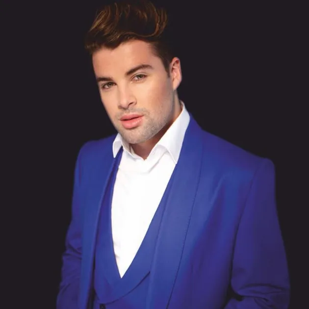 Joe McElderry, mantan juara X Factor ini pernah didatangi seorang fans yang hanya ingin meminta sebuah CD opera kepadanya ketika dirinya sedang mandi!