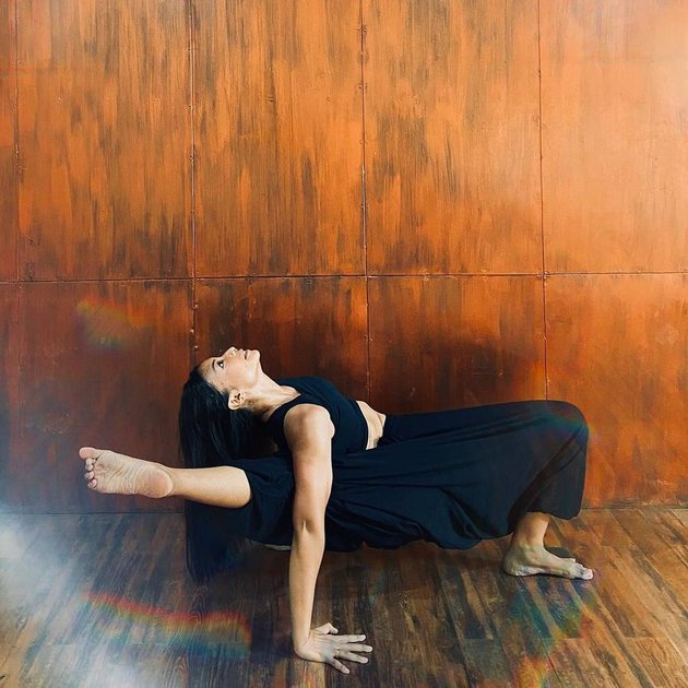 Cantik dan awet muda di usia 40 tahun, Shareefa Daanish punya trik untuk menjaga kesehatan tubuhnya. Dengan rajin berolahraga, khususnya yoga, ia berhasil mempertahankan tubuh langsingnya dari dulu hingga kini.