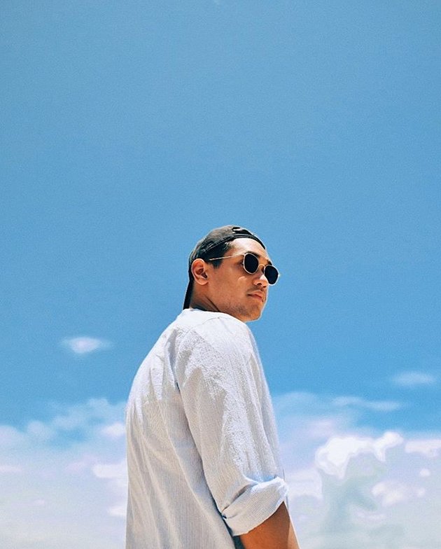 Series of Afgansyah Reza's Relaxing Vacation Photos in Bali, Swimming and Showing Off Broad Chest