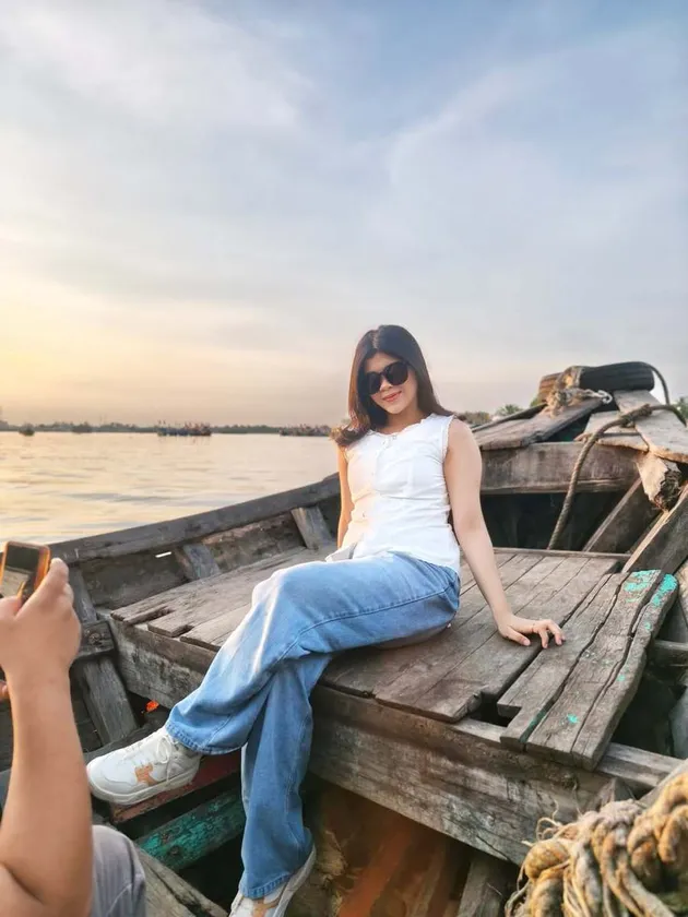 Zahra Sima Pose Santai di Atas Perahu