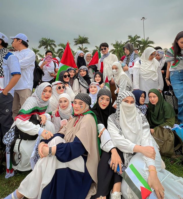 Series of Photos of Dinda Hauw Participating in the Palestine Protest at Monas - Netizens Say It's Just for Content!
