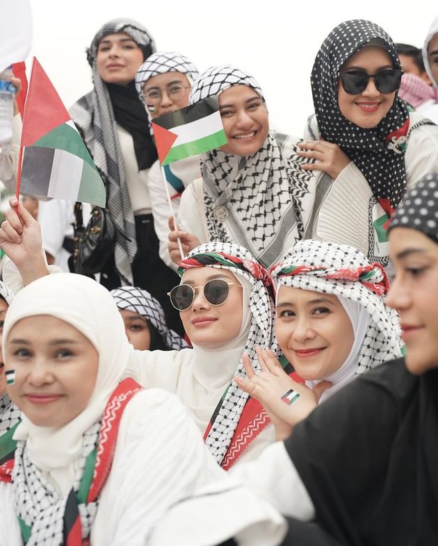 Series of Photos of Dinda Hauw Participating in the Palestine Protest at Monas - Netizens Say It's Just for Content!