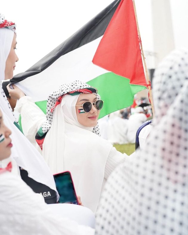 Series of Photos of Dinda Hauw Participating in the Palestine Protest at Monas - Netizens Say It's Just for Content!