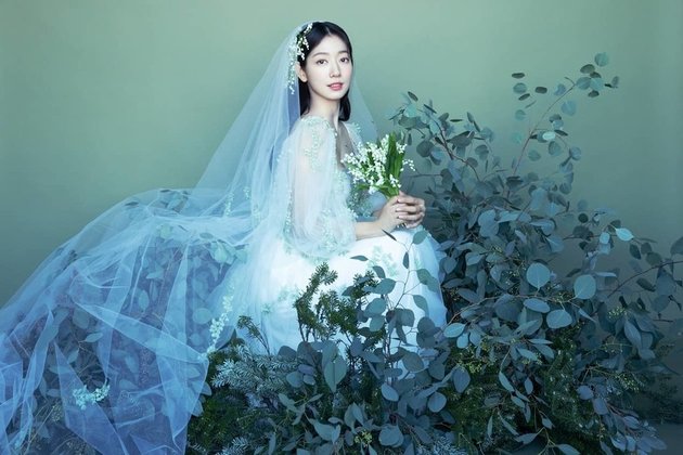 A Series of Portraits of Park Shin Hye's Wedding Gown, One of Which is Estimated to be Worth IDR 250 Million