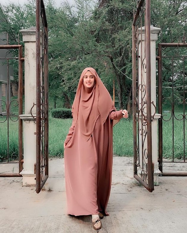 A Series of Beautiful Pictures of Fairuz A Rafiq Showing Her Growing Baby Bump, So Glowing and Intimate with Her Husband!