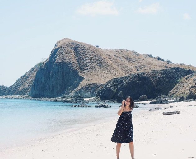 7 Photos of Sandrinna Michelle's Vacation, 'DARI JENDELA SMP' Star Vacationing in Labuan Bajo, Showing Off Her Beautiful Back - Having Fun at the Beach