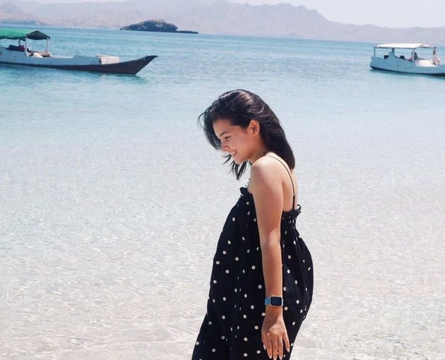 Series of Vacation Photos of Sandrinna Michelle, the Actress of Wulan in 'DARI JENDELA SMP' in Labuan Bajo, Enjoying the Beauty of the Beach