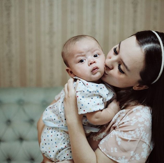 Series of Photos of Lidi Brugman, Lucky Perdana's Wife, Taking Care of Their Child Without a Babysitter, Bare Face but Still Beautiful!