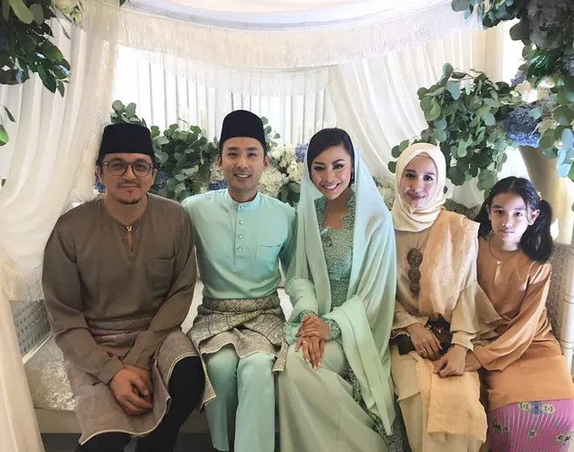 Laudya Cynthia Bella dan Engku Emran saat menghadiri lamaran Whulandary Herman. Bella menjalin hubungan selama 5 bulan dengan pimpinan perusahaan tersebut. Hubungannya dengan Engku bisa dikatakan cukup singkat, namun tak seperti pacar-pacarnya yang dulu, Bella kini mantap menikah.