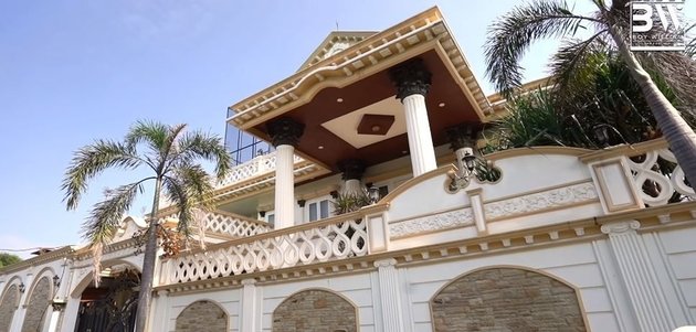 Nah, inilah tampak depan rumah komedian Sule yang berada di kawasan Perumahan Dukuh Bima, Tambu, Kabupaten Bekasi. Kawasan perumahan ini tak dikenal sebagai daerah perumahan mewah. Namun, terlihat tampak depan rumah Sule bak istana.