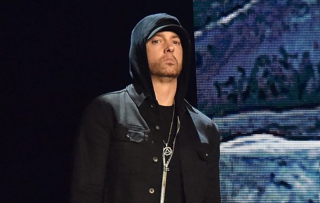 Eminem sebenarnya nggak homeless, tapi masa kecilnya benar-benar sangat keras. Sudah dari kecil dirinya berkeliling bersama sang ibu ke kota-kota lain untuk mencari kehidupan yang lebih baik. Hingga dirinya tinggal di Detroit, tempat dimana mayoritas anak-anaknya berkulit hitam. Dari sana dirinya menempa diri menjadi rapper terkenal hingga seperti sekarang.
