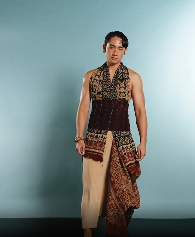 Lineup of Male Celebrities Participating in Oscar Lawalata Exhibition, Reza Rahadian Only Uses Traditional Sarong to Cover His Body