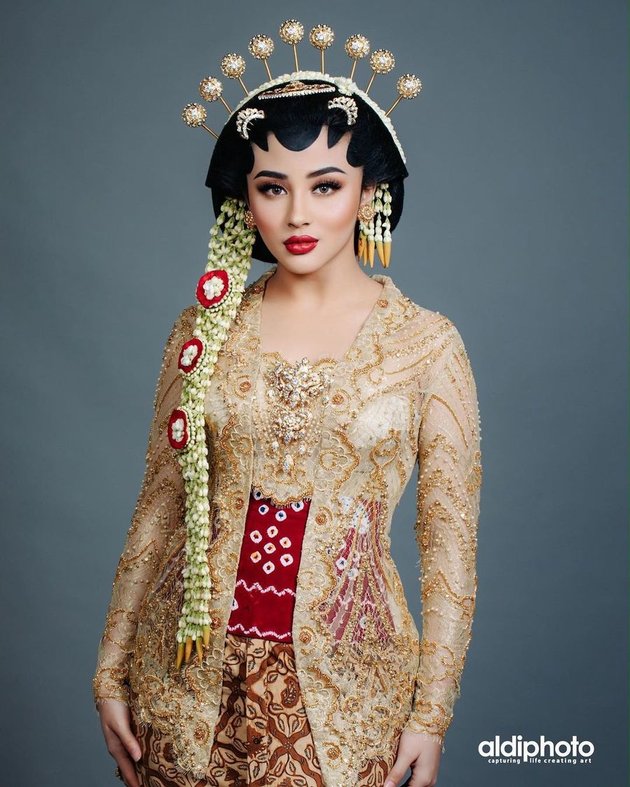 11 Beautiful Photos of Indonesian Celebrities Wearing Javanese Traditional Attire