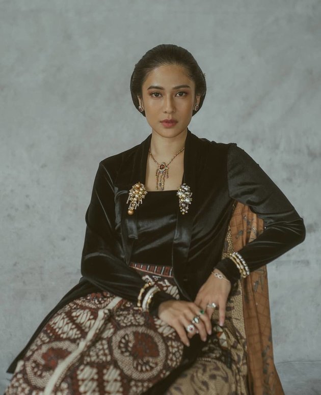 11 Beautiful Photos of Indonesian Celebrities Wearing Javanese Traditional Attire
