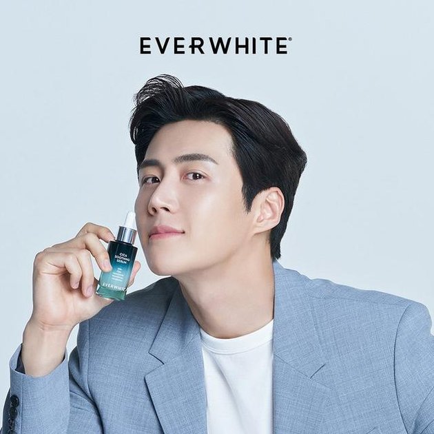 Setelah populer berkat START UP, Kim Seon Ho dipercaya jadi brand ambassador oleh Everwhite. Visualnya memang nggak main-main.