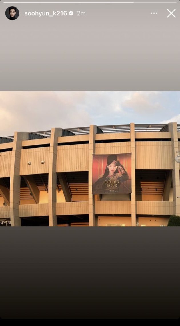 Kim Soo Hyun unggah foto stadion yang berhiaskan banner IU. Kim Soo Hyun adalah teman dekat IU yang pernah main bareng di PRODUCER.