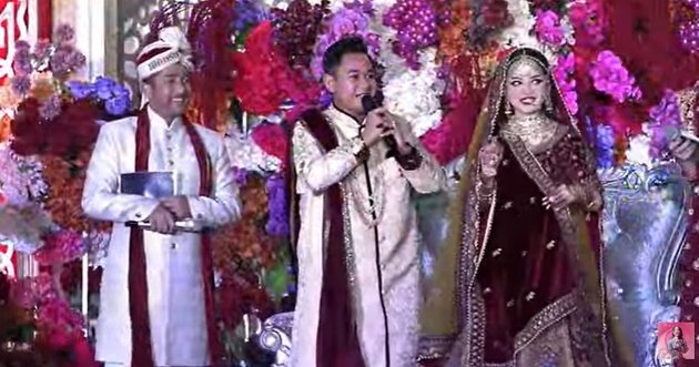 Line of Guests at Princess Isnari's Bollywood-themed Wedding Reception, Showered by Father-in-Law