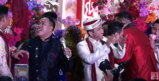 Line of Guests at Princess Isnari's Bollywood-themed Wedding Reception, Showered by Father-in-Law
