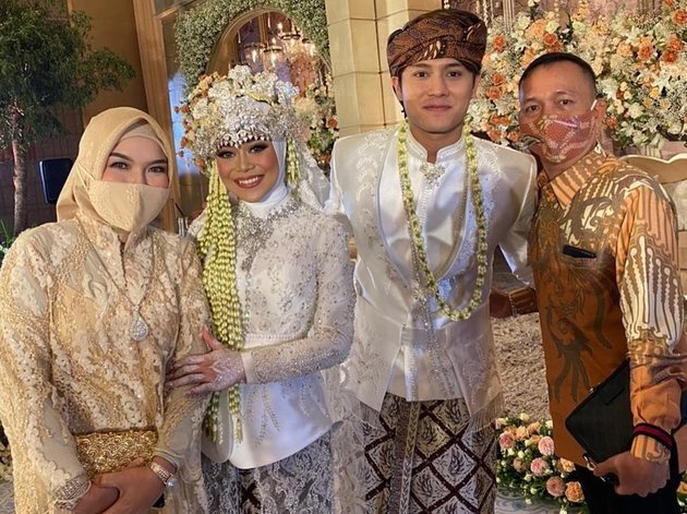 Guest List at Lesti Rizky Billar's Wedding Ceremony, Attended by Dinda Hauw and Rey Mbayang - Ayu Ting Ting and Family