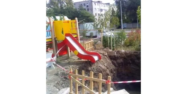 playground fail, berita unik, perosotan berbahaya, taman bermain yang berbahaya, foto unik, gambar u