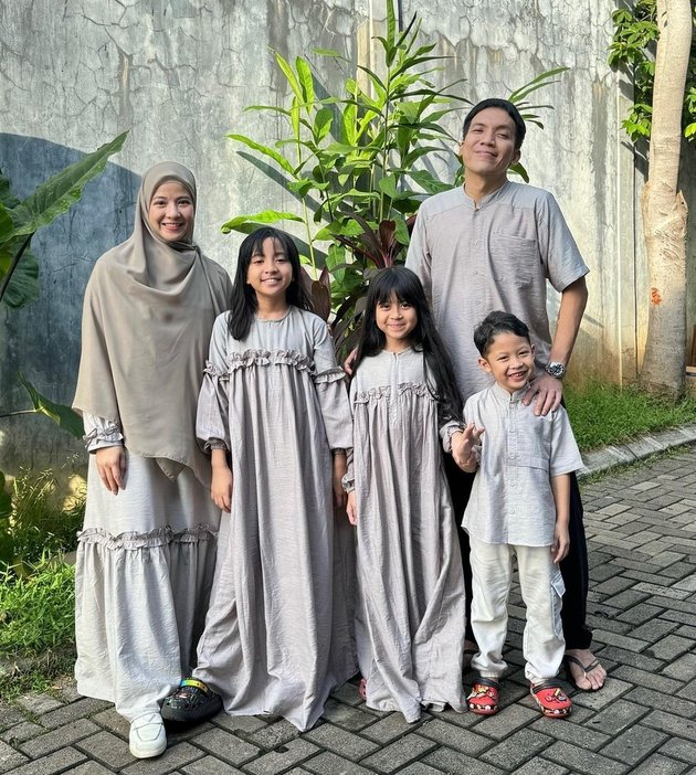 Desta and Natasha Rizky Celebrate Eid Together, Family Photo in Uniform - Flood of Reconciliation Prayers