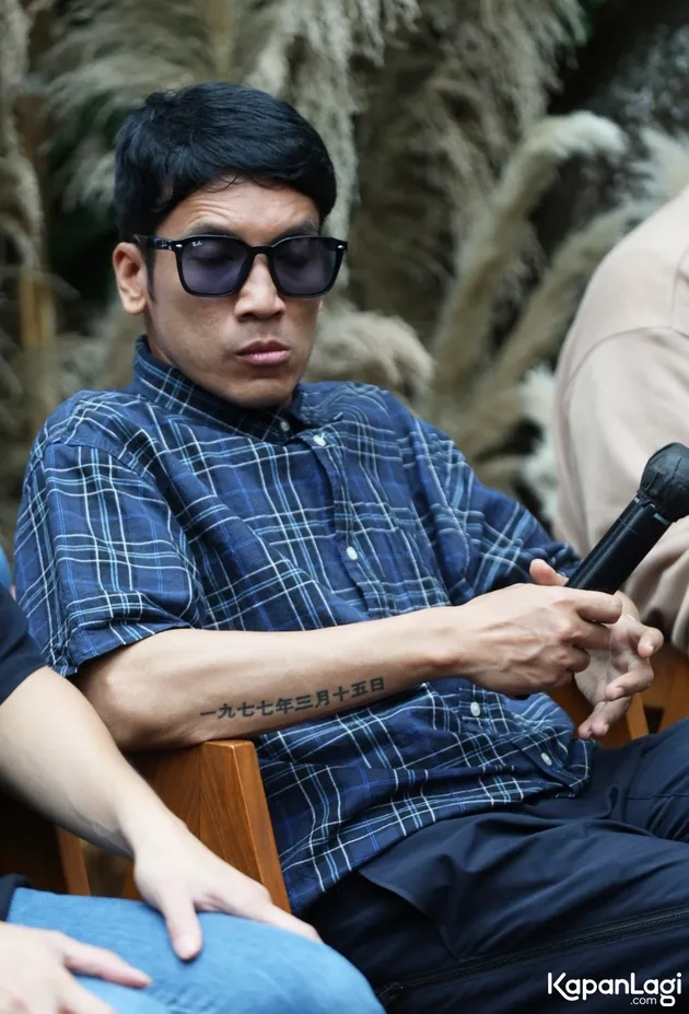 Desta pakai kacamata hitam