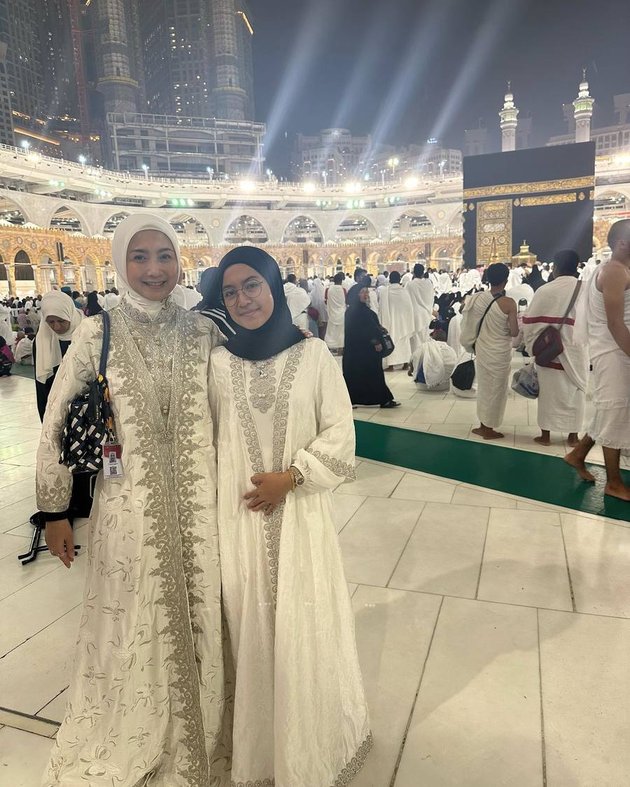 Desy Ratnasari is rumored to be a candidate for the Governor of West Java, take a look at 10 pictures of her together with her daughter - Beautiful Plek Ketiplek