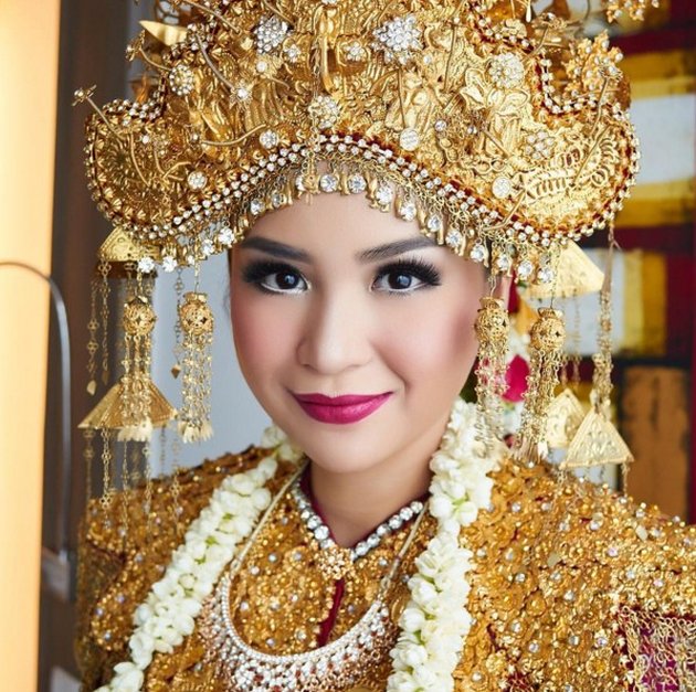 DETAIL BAJU  PENGANTIN  PUTRI TITIAN DI AKAD MEWAH KHAS 