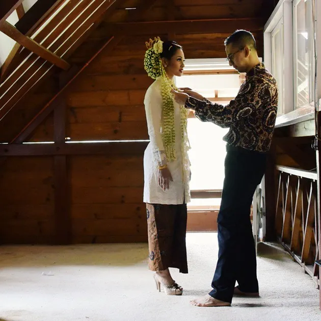 DETAIL CANTIK KEBAYA PERNIKAHAN ANDIEN, PAKAI AKSESORI 