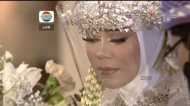 Beautiful Makeup Details of Lesti at the Wedding Ceremony with Rizky Billar, Using Fake Eyelashes and Sparkling Luxury Headpiece