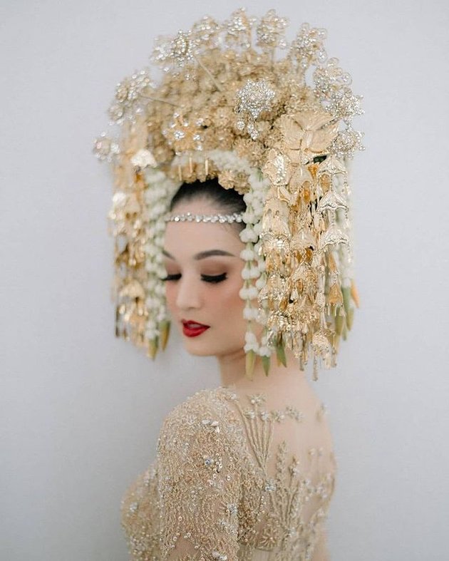 Detail Make-up and Kebaya by Faradilla Yoshi on the Moment of Wedding Vows with Bryan Mckenzie, Glowing on the Special Day!