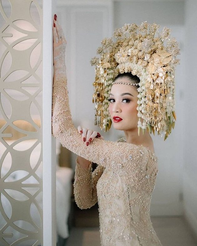 Detail Make-up and Kebaya by Faradilla Yoshi on the Moment of Wedding Vows with Bryan Mckenzie, Glowing on the Special Day!