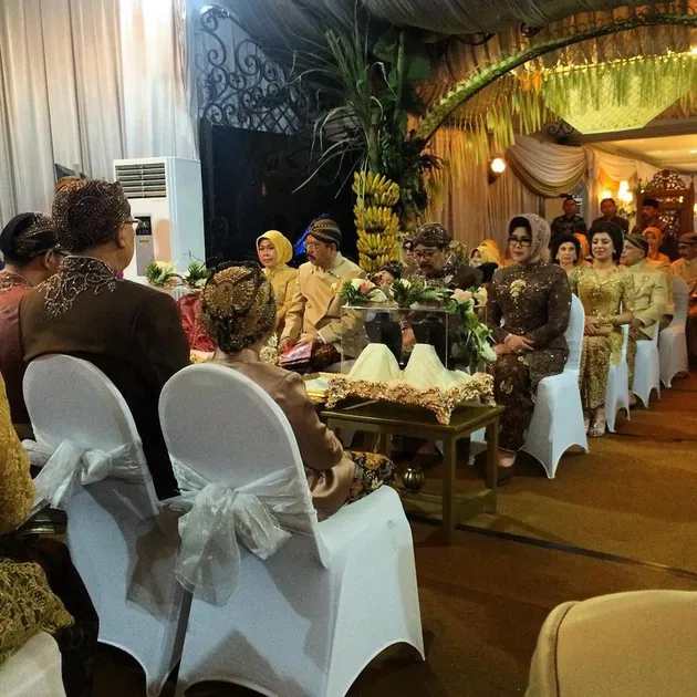 Foto pernikahan putri Gubernur Soekarwo - Kartika Prawita