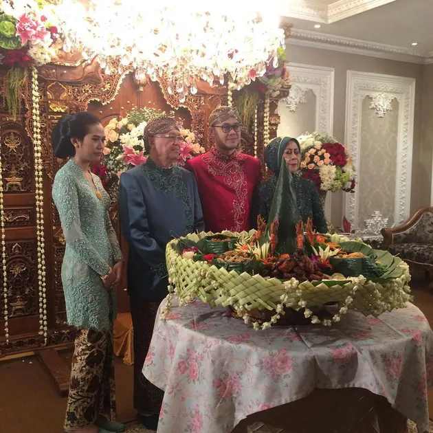 Foto pernikahan putri Gubernur Soekarwo - Kartika Prawita