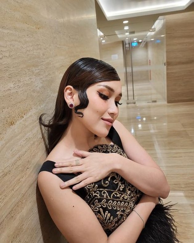 Ayu Ting Ting's Classic Appearance in a Black Dress at KDI 2022, Beautiful and Graceful like a Flapper Girl