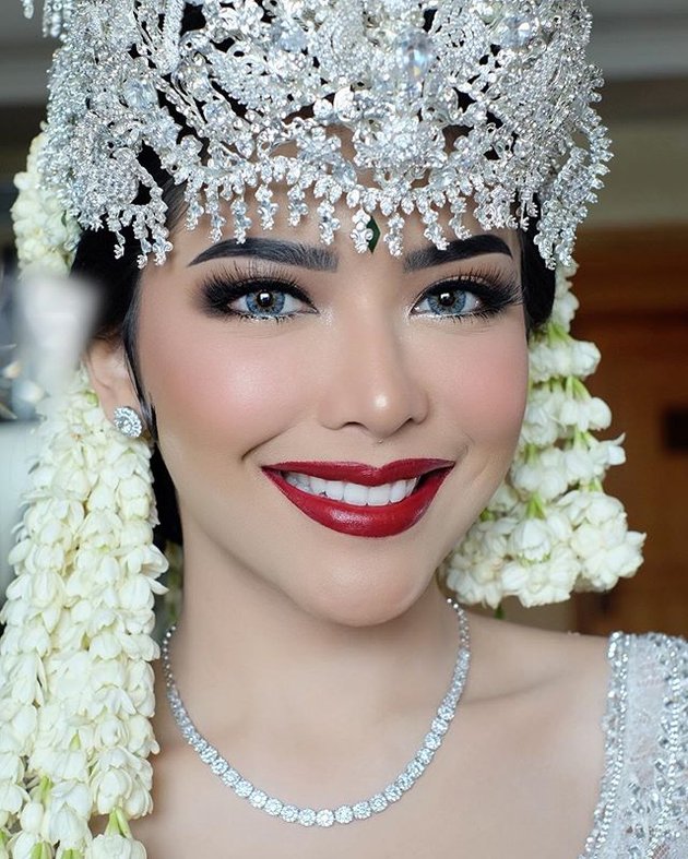 Beautiful Appearance Details of Rica Andriani, Wife of Kompol Fahrul Sudiana, at the Wedding Ceremony and Reception, Looks Like a Queen!