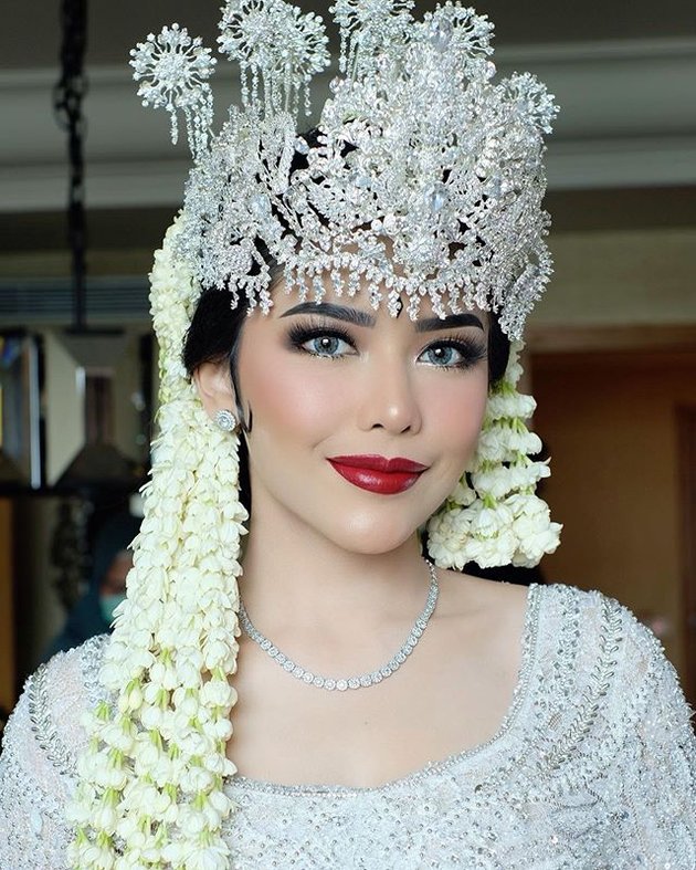 Beautiful Appearance Details of Rica Andriani, Wife of Kompol Fahrul Sudiana, at the Wedding Ceremony and Reception, Looks Like a Queen!